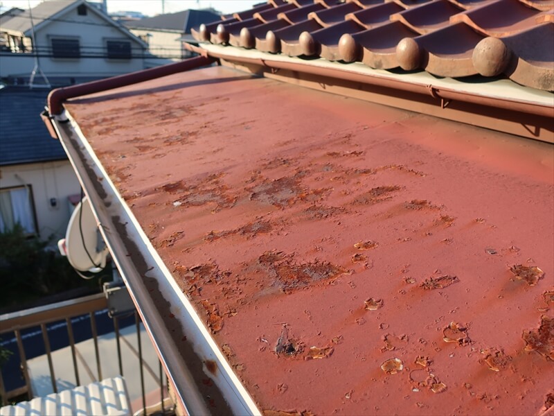 金属屋根は前回の塗料がはがれてサビがついていました。